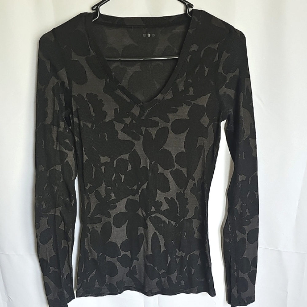 Three Dots Black Floral V-Neck Long Sleeve | Size M